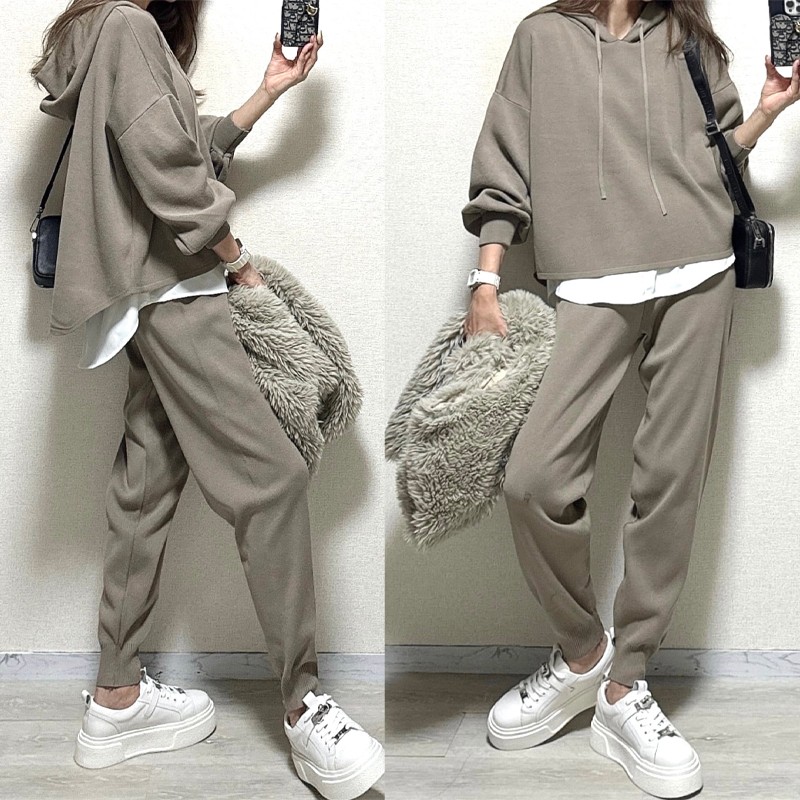 カーキ